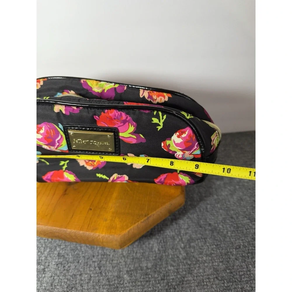 Betsey Johnson Floral Cosmetic Bag Black Multi Roses‎ Print make up Travel Case